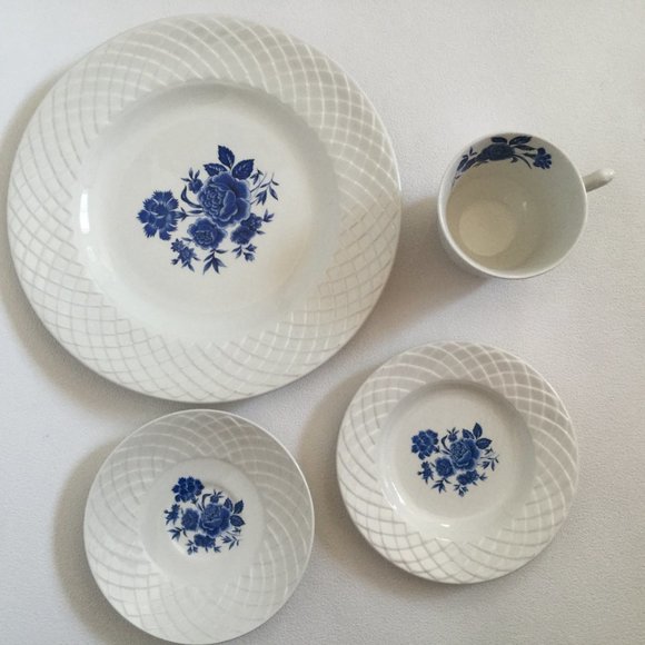 Enoch Wedgewood Tunstall England Blue Rose Ironstone lot of 3 plates & 1 cup - Picture 7 of 11